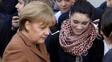 Merkel im Gespräch mit Schülern der deutschen Schule in Istanbul.