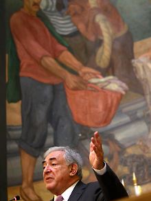 IWF-Direktor Strauss-Kahn bei einer Rede vor Studenten an der Wirtschaftsuniversität in der rumänischen Hauptstadt Bukarest.