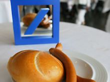 Die oft kritisierte Investmentbanking-Sparte gibt sich etwas bescheidener. 