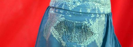 Bislang auch nicht gerade ein häufiges Bild auf belgischen Straßen: Vermutlich eine Frau mit Burka.