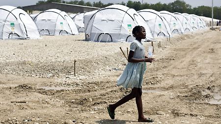 Tausende Haitianer leben in Notunterkünften - und die Hurrikansaison steht bevor.