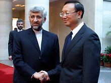 China setzt auf bilaterale Verhandlungen - hier der iranische Atomunterhändler Saeed Jalili mit dem chinesischen Außenminister Yang Jiechi.