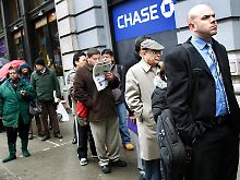 Arbeitslose in einer Menschenschlange vor einer Job-Messe in New York. 