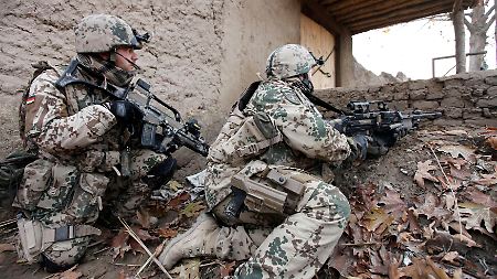 Deutsche Soldaten gehen nach einem Angriff bei Kundus in Deckung.