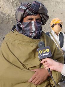 Sabiullah Mudschahid 2008 bei einem Interview in der Provinz Helmand. 