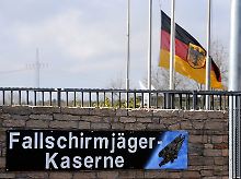Die Bundesdienstflagge am Haupttor der Fallschirmjäger-Kaserne in Seedorf ist auf Halbmast gesetzt.
