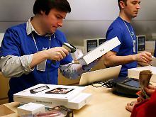 Neben den Apple-Läden verkaufen in den USA auch US-Elektronikhändler den neuen Tablet-PC.
