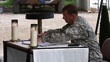 Der Oberbefehlshaber der internationalen Truppen in Afghanistan, US-General Stanley McChrystal, trägt im Feldlager Kundus in das Kondolenzbuch ein.