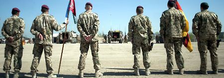 Die Bundeswehrsoldaten nehmen im Feldlager des Wiederaufbauteams Abschied.