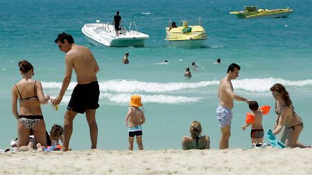 Öffentlicher Strand in Debai: Bikini ja, küssen nein. 