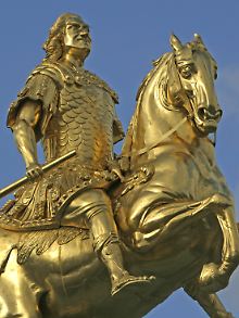 Der "Goldene Reiter" auf dem Neustädter Markt in Dresden zeigt August den Starken in römischer Rüstung in Richtung des polnischen Königreichs reitend. 