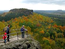 Idyllische Landschaft: Der 451 Meter hohe Papststein; im Hintergrund links der Gohrisch und rechts der Königstein. 