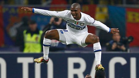 Samuel Eto'o im Zweikampf mit Moskaus Chidi Odiah. Eto'o steht im Halbfinale, Odiah flog vom Platz.