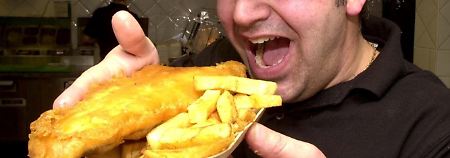Fettig, knusprig, weich und heiß: Die Briten lieben ihre Fish and Chips.