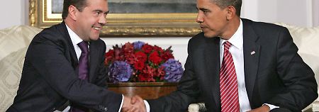 Der Abrüstungsvertrag zwischen Russland (Medwedew l) und den USA (Obama r) ist unter Dach und Fach.