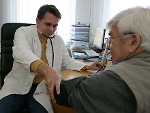 Unattraktiver Job: Landarzt Jürn von Stünzner untersucht in seiner Arztpraxis im brandenburgischen Briesen einen Patienten (Archivbild).
