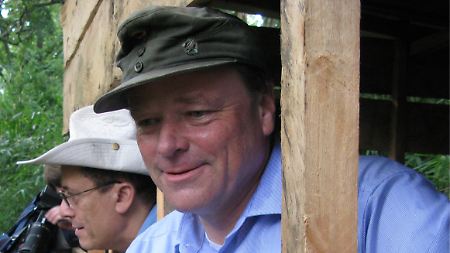 Bundesentwicklungsminister Dirk Niebel im Januar im Virunga Nationalpark in einer Berggorilla-Waisenstation. Die Mütze hat er seit 25 Jahren - sie stammt aus einem Einzelkämpferlehrgang.