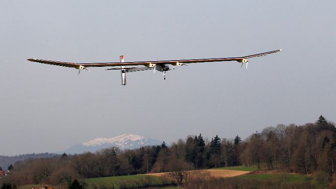 Vorbereitung zur Weltumrundung: Solar-Flieger funktioniert auch nachts
