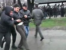Hunderte Demonstranten werden festgenommen.