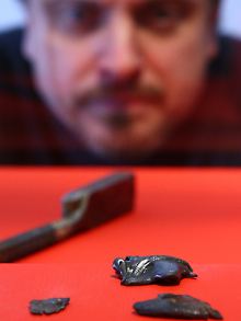 Drei kleine Stücke antiker, thermopoastischer Klebstoff sind im Rheinischen Landesmuseum in Bonn zu bestaunen.