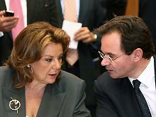 Griechenlands Wirtschaftsministerin Louka Katseli (hier mit Finanzminister George Papaconstantinou) beteuert: Wir sind absolut solvent.