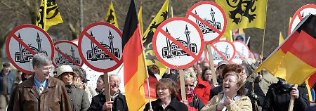 Mit Fahnen und Transparenten machen Sympathisanten der rechtsgerichteten Bürgerbewegung Pro NRW gegen den Bau von Moscheen mobil.