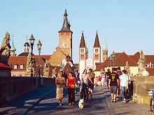 Die Alte Mainbrücke wurde im Spätmittelalter aus Feldsteinen gebaut - heute gilt sie als eines der Wahrzeichen der Stadt Würzburg.
