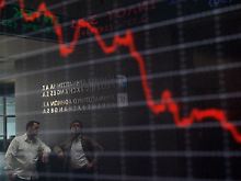 Nicht nur der Euro, auch die Athener Börse bleibt unter Druck.