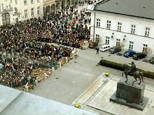 Hunderte versammelten sich vor dem Amtssitz des Präsidenten in der polnischen Hauptstadt.