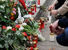 Blumen und Kerzen auch vor der polnischen Botschaft in Berlin.