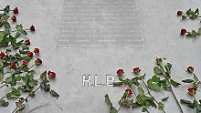 Rote Rosen auf der Gedenkplatte in der KZ-Gedenkstätte Buchenwald.