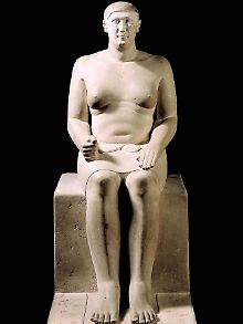 Das nahezu perfekt erhaltene Sitzbild zeigt den Bauherren der Cheops-Pyramide, den Wesir Hemiunu.