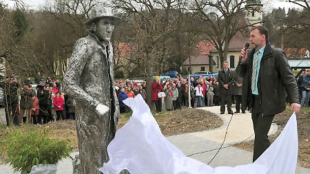 Der Künstler Friedrich Frankowitsch enthüllt das von ihm gestaltete Denkmal.