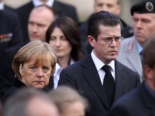 Bundeswehr besser schützen: Guttenberg und Kanzlerin Merkel bei der Trauerfeier für die getöteten Soldaten.