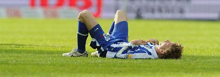 Verschwörungsopfer? Berlins Fabian Lustenberger am Boden.