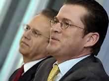 Verteidigungsminister Karl-Theodor zu Guttenberg (r) ernennt den Chef der Bundesagentur für Arbeit, Frank-Jürgen Weise, zum Leiter der Kommission.