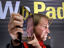 Helmut Hoffer von Ankershoffen präsentiert stolz das erste WePad.