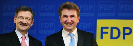 Hermann-Otto Solms (r.) und Andreas Pinkwart stellen den Leitantrag vor.