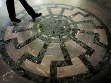 Das Bodenornament "Schwarze Sonne" im Obergruppenführersaal ist heute das Hakenkreuz-Ersatzsymbol.