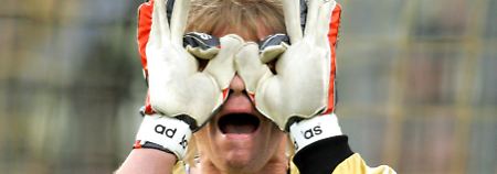 "Doch plötzlich spürte ich, wie es an meinem linken Oberschenkel wieder anfing warm zu werden": Oliver Kahn.