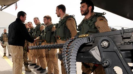Guttenberg in Afghanistan: "Politische Spitze steht hinter ihnen".