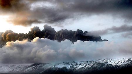 Riesige Aschewolken ziehen über dem isländischen Vulkan Eyjafjallajökull.