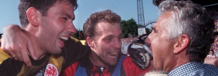 Retter Jörg Berger mit Oka Nikolov und Kapitän Ralf Weber, zwei seiner Frankfurter Nichtabstiegshelden.