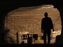 Behältern mit Cäsium-137 kontaminierten Flüssigkeiten auf der 750 Meter-Sohle vor der Kammer 12 in der Schachtanlage Asse II in Remlingen bei Wolfenbüttel (Archivaufnahme).