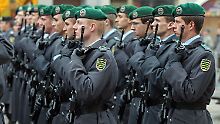 Im sächsischen Frankenberg  wird bei einem Appell für  Afghanistan-Heimkehrer der Panzergrenadierbrigade 37 der vier Gefallenen gedacht.
