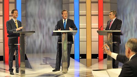 Premier Brown (r), Oppositionsführer Cameron und Clegg von den Liberaldemokraten (l) bei ihrem ersten TV-Duell.