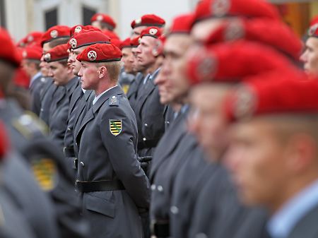 Soldaten der Panzergrenadierbrigade 37 gedenken am Donnerstag mit einer Schweigeminute auf dem Marktplatz im sächsischen Frankenberg den vier getöteten Soldaten.