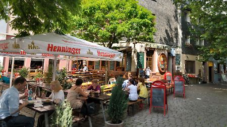 Kurze Pause beim Bummel durch Sachsenhausen - in diesem Teil von Frankfurt gibt es auch etliche gemütliche Kneipen, in denen sich nicht alles um Apfelwein dreht.
