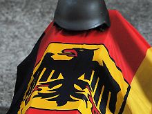 Ein Stahlhelm liegt auf dem Sarg eines getöteten Bundeswehr-Soldaten in der Stadtkirche in Bad Salzungen.