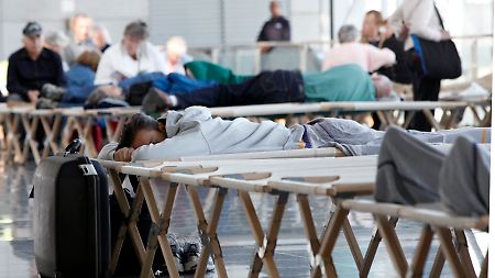 Gestrandete Passagiere auf bereitgestellten Feldbetten im Flughafen in Frankfurt am Main.